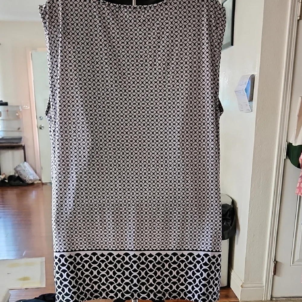 Liz Claiborne Black and White Sleeveless Keyhole Tunic - Picture 3 of 4